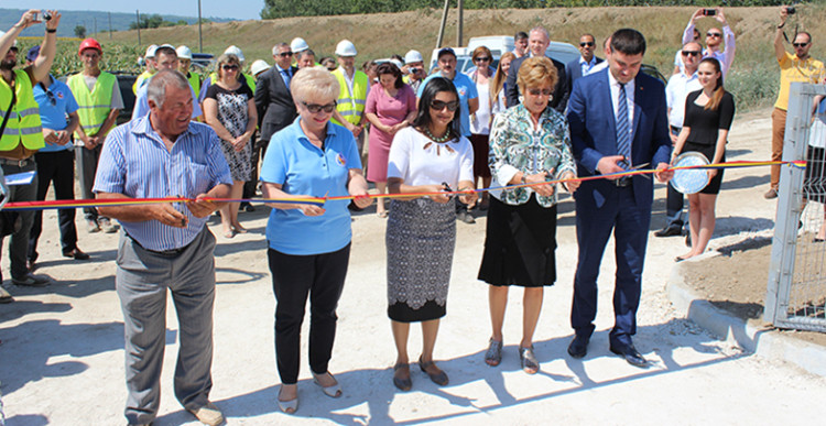 La Coşniţa a fost lansat un nou sistem de irigare reconstruit cu suportul Guvernului SUA