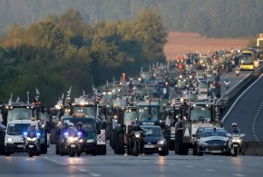 Agricultorii vor să blocheze drumurile naţionale fermieri-franta1