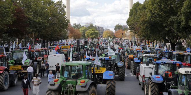 Fermierii francezi au blocat Parisul cu tractoarele. Imagini care au făcut înconjurul lumii