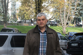 Alexandru Slusari: agricultorii sînt ruinaţi pentru a permite vânzarea pămîntului către străini Slusari-cover