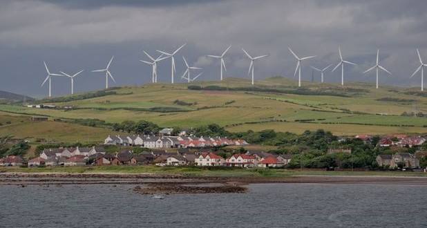 În Scoţia va fi construită prima fermă plutitoare de mori eoliene