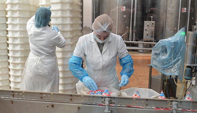 Colectăm anual peste 60 mii tone de lapte de la 25 de ferme şi de la peste 5000 de producători individuali proces-producere-jlc