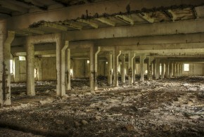 Alarmant: În fiecare zi, 1000 de fermieri europeni renunță la ferme! ferma-abandonata2