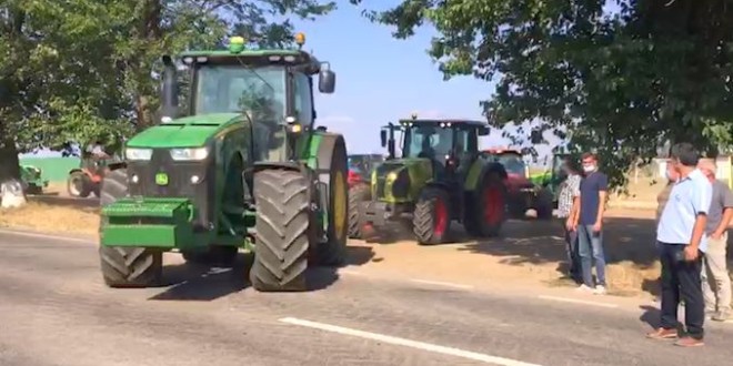 Sute de fermieri din Dobrogea (România) au ieșit cu utilajele în stradă!