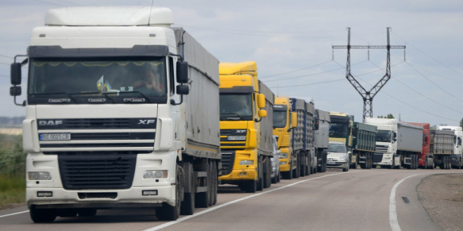 Coada kilometrică de camioane cu cereale, la granița dintre Ucraina și Polonia: șoferii ucraineni stau pe loc de 3 zile