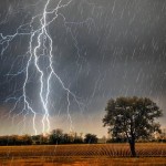 Meteorologii prognozează pentru mâine ploi cu descărcări electrice