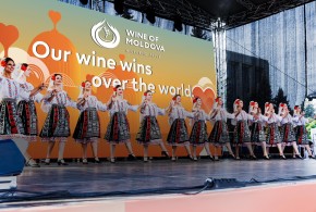 Peste 130 mii de oameni au participat la Ziua Naţională a Vinului din acest an wine