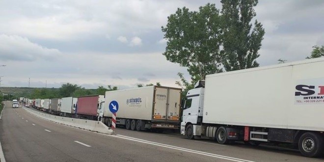 Cozi imense de camioane la punctul de trecere a frontierei Giurgiulești. Șoferii spun că așteaptă cel puțin cinci zile pentru a trece vama