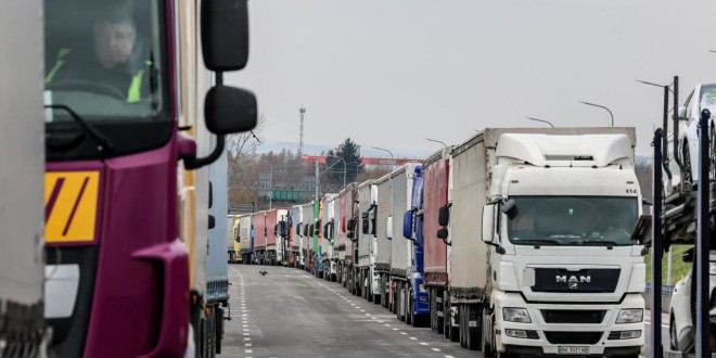 Camionagiii polonezi au blocat un nou punct de trecere a frontierei cu Ucraina. Mii de tiruri blocate, doi șoferi ucraineni au murit de frig
