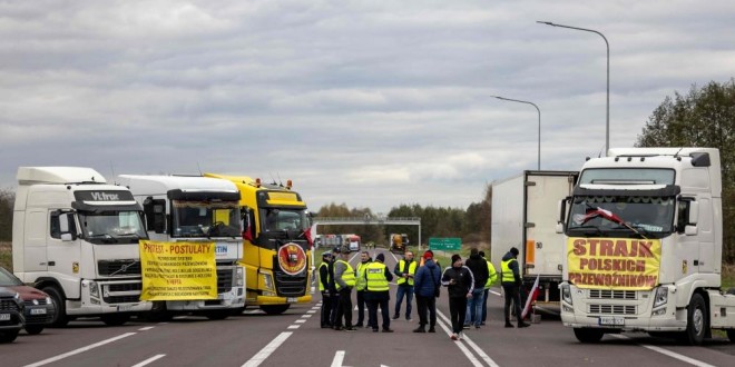 Șoferii polonezi de camioane au blocat frontiera cu Ucraina