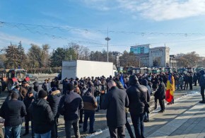 Parlamentul va examina prelungirea legii privind rambursarea TVA-ului pentru producătorii agricoli protest