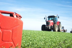 Agricultorii, revoltați că nu li s-a livrat motorina promisă. Ministerul Agriculturii: Distribuirea va fi asigurată de AIPA motorina-romania