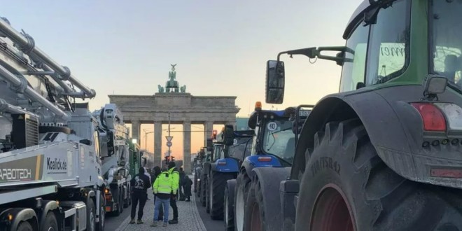 Agricultorii germani protestează contra tăierii subvențiilor. Au fost blocate autostrăzi și orașe întregi