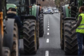 Europa fierbe. Fermierii au venit cu tractoare la Parlamentul European de la Strasbourg. Autostrăzi blocate în Spania, Belgia și Olanda protest-belgia